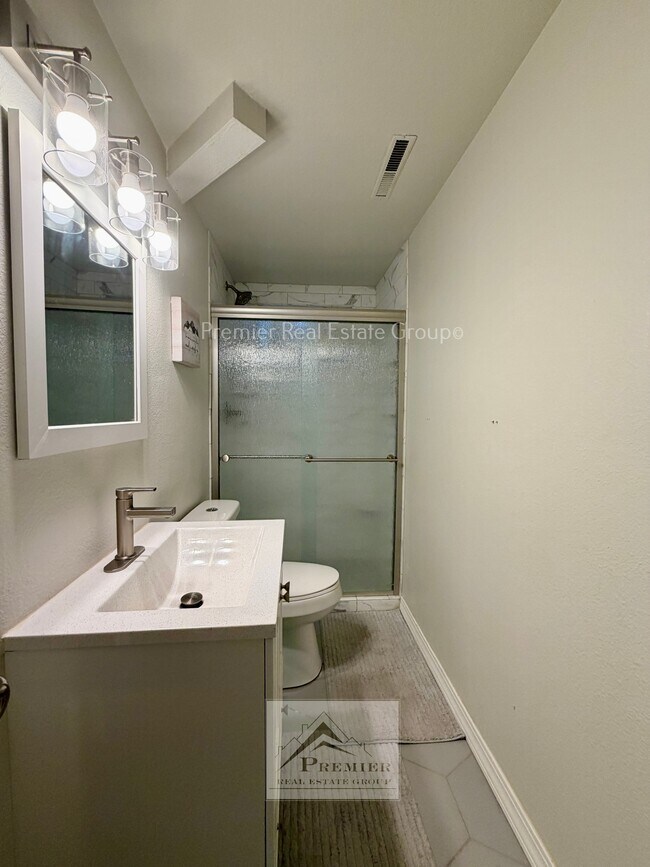 Building Photo - 1122 Pike Dr