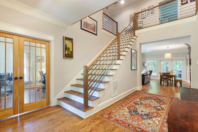 Building Photo - Beautiful 4/4 Plus Office, 4 Blocks From E...