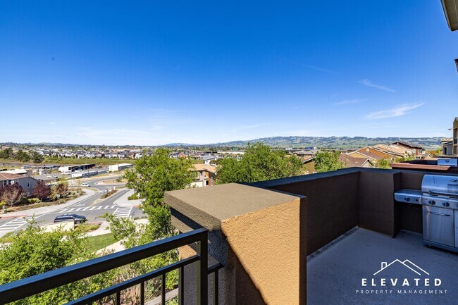 Building Photo - 611 Jade St