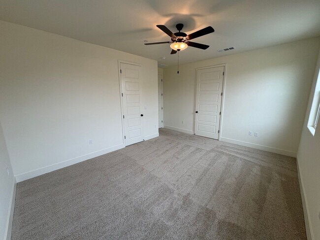 Building Photo - NW Visalia Home Rent Ready! Walking distance to Oak Grove