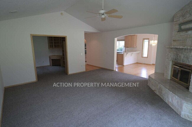 Building Photo - 2 bed + office, 2 bath, 2 car garage condo in Sunland