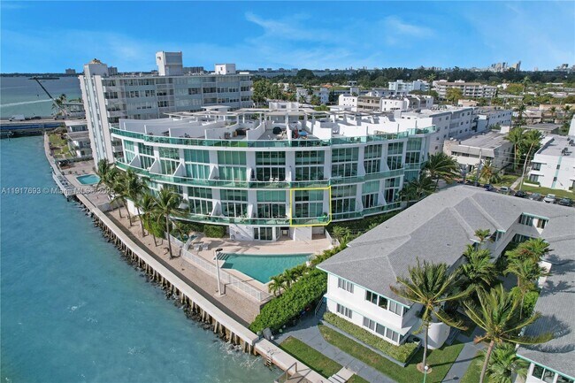 Building Photo - 2000 Bay Dr