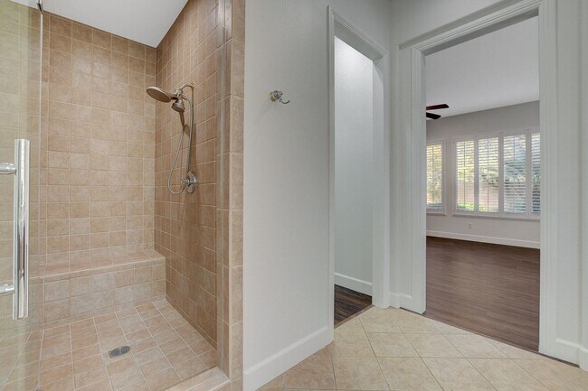 Building Photo - Anthem country Club Golf Community Beauty