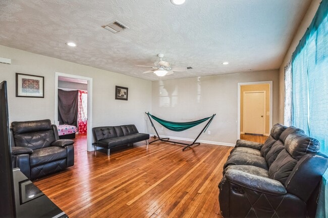 Building Photo - 1301 Oaks Dr