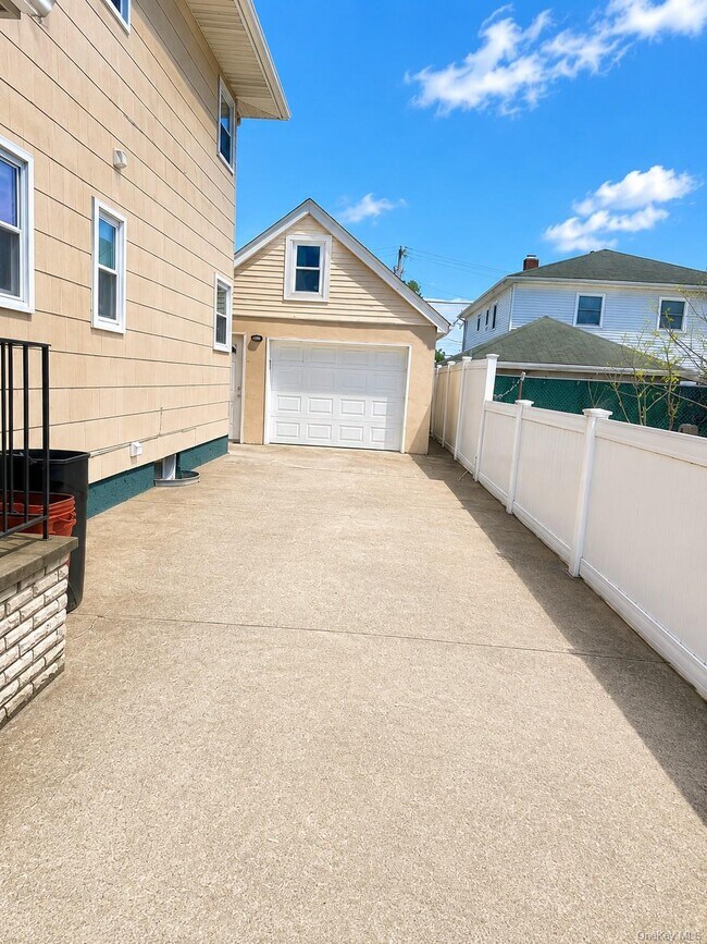 Building Photo - 131 Roslyn Rd