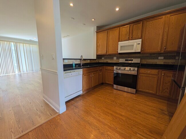 Building Photo - 2542 Golf Ridge Cir
