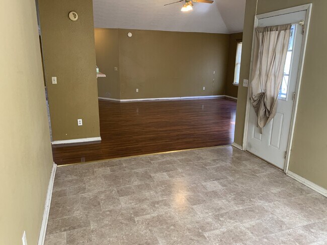 Building Photo - "Spacious 3-Bedroom Oasis with 2 Full Bath...