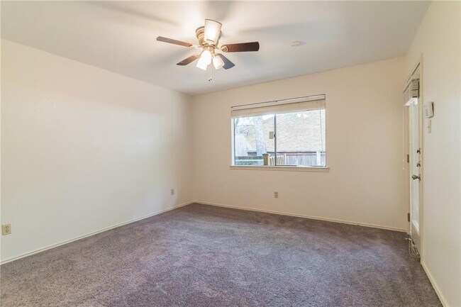 Building Photo - 7211 Lakewood Dr