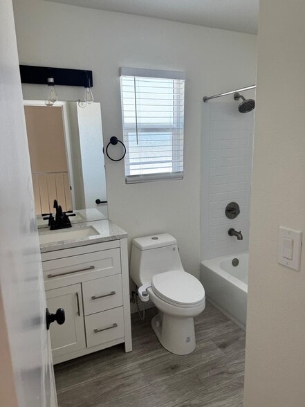 Full Bathroom - 1243 W 164th St