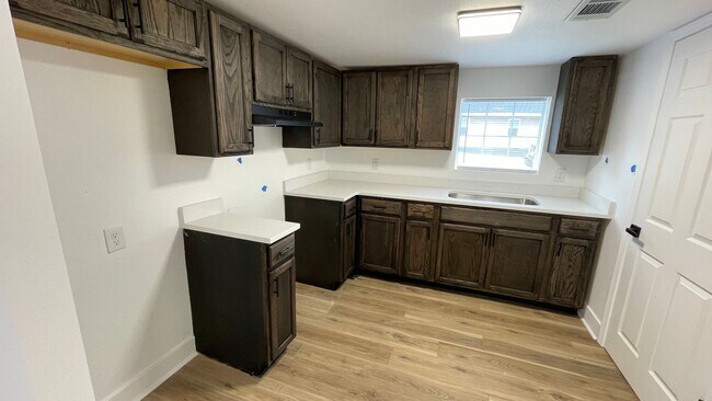Building Photo - Fully renovated 3 bedroom, 2 bath home. Available now for $1395/month
