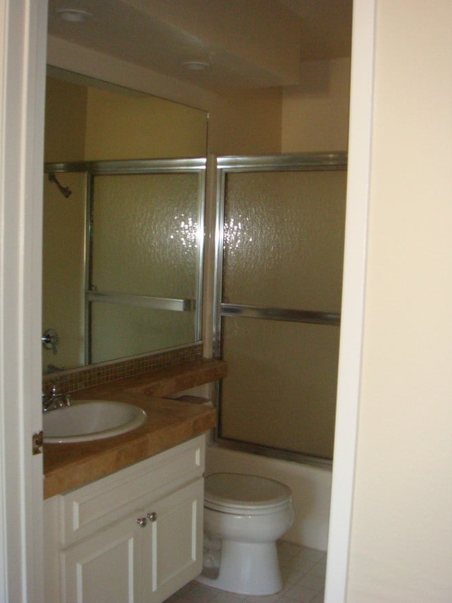 2nd floor - 1st bedroom - 14727 Magnolia Blvd