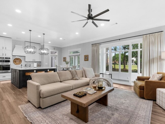 Building Photo - Stunning Furnished 3-Bedroom Golf Course H...