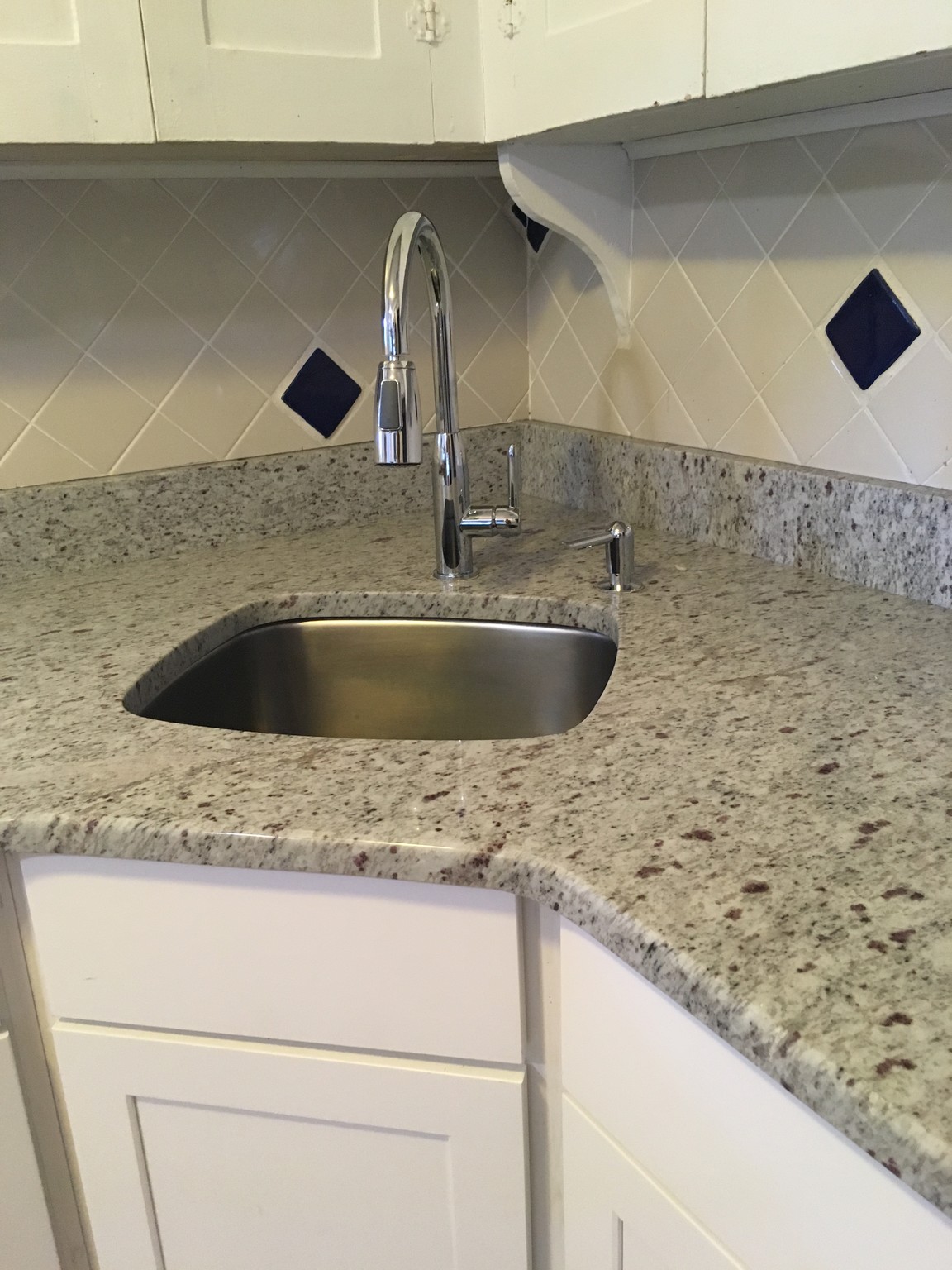 Kitchen sink - 416 10th Ave NE