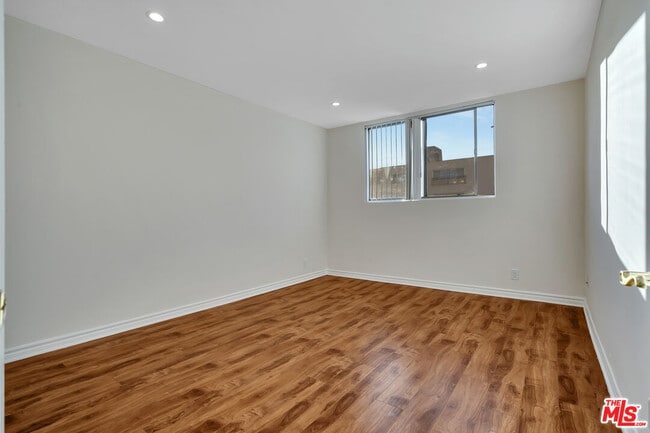 Building Photo - 432 N Palm Dr