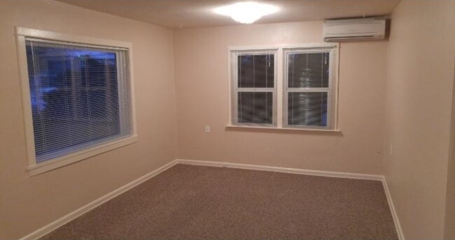 Building Photo - 632 N 5th E St