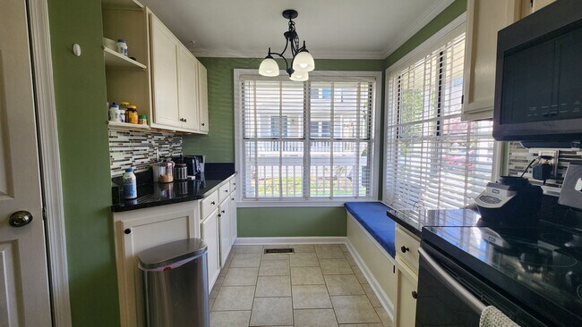 Building Photo - End-unit townhome in highly desired Kingstown