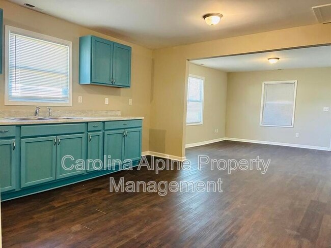 Building Photo - 317 N Dilling St