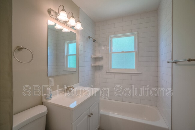 Building Photo - 10104 Bellaire Ave