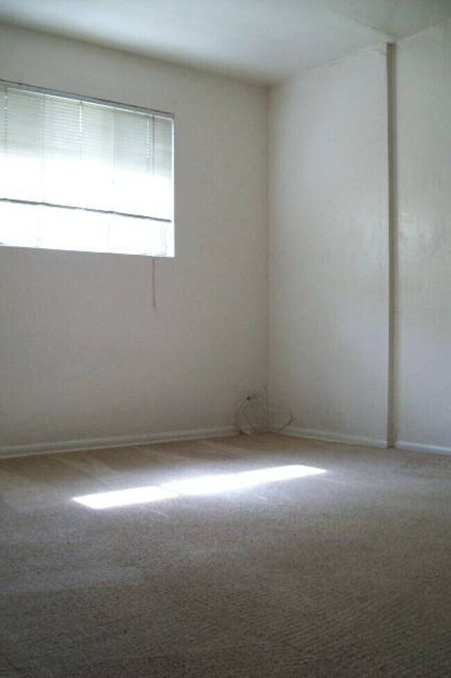 Building Photo - 3 Bedroom in Hudson Park off Cedar