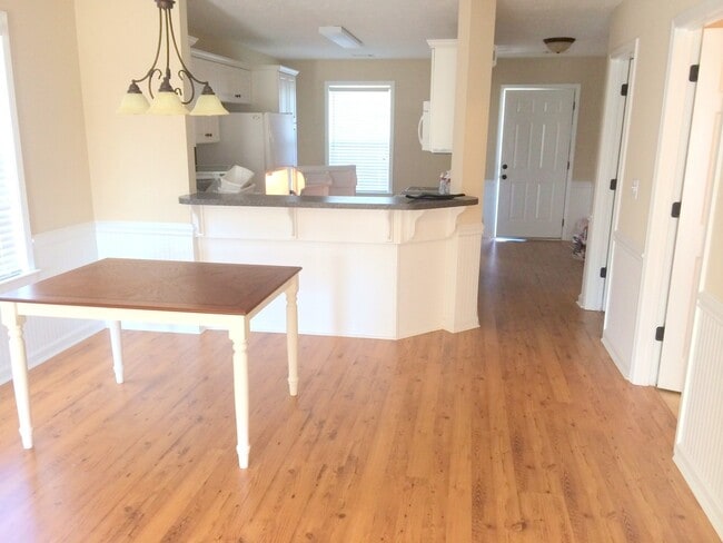 Building Photo - 221 Sunview Dr