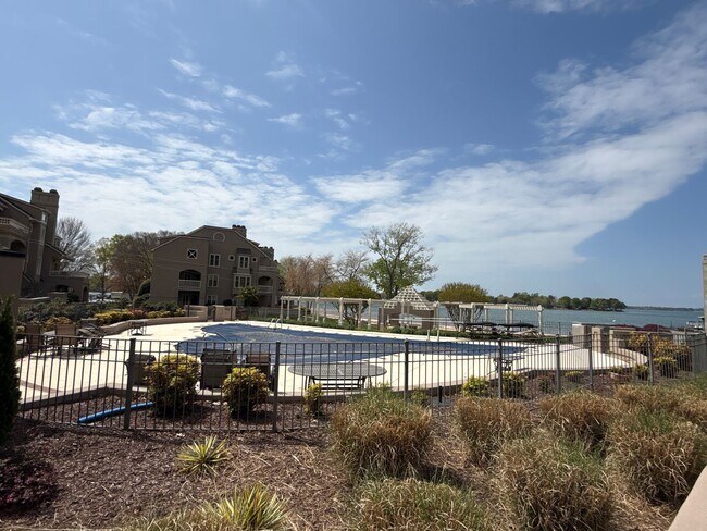 Building Photo - 2 Bedroom Condo in  Portside at Davidson Landing!