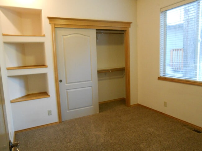 Building Photo - 1021 SW Crosscut Ct