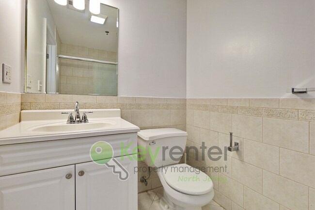 Building Photo - Top-Floor 2BR/2BA Condo with NYC Views + P...