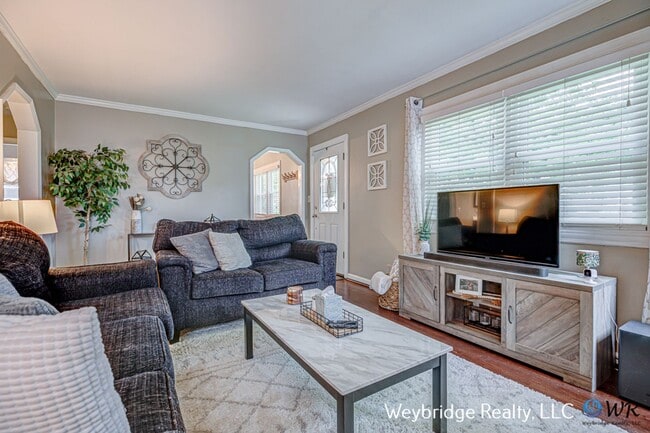 Building Photo - Beautiful 3BD 2.5 Bath w/ Finished Basement in White Oak/Monfort Heights