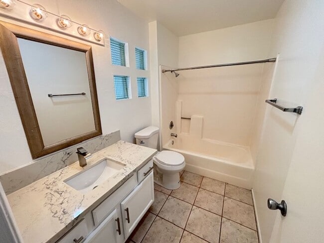 Building Photo - Sunny Top Floor 2 bedroom 2 bath Condo Wit...