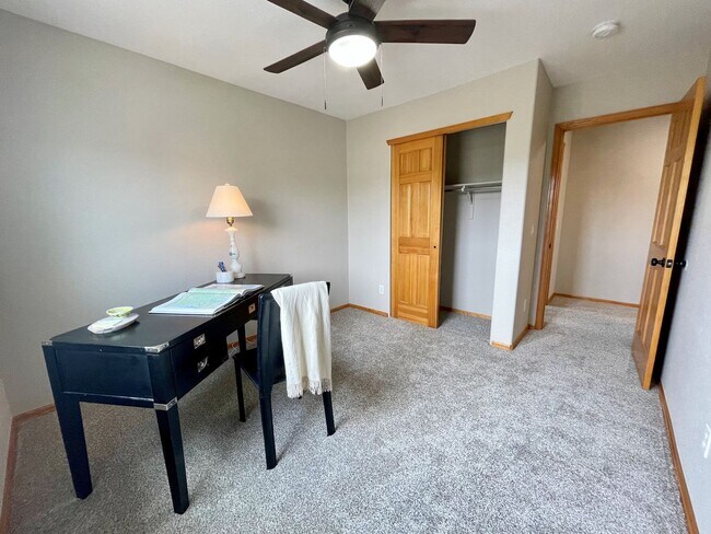 Building Photo - Stetson Hills Spacious Stunner! 4 bed, 3 bath, loft, and 3,100+sqft