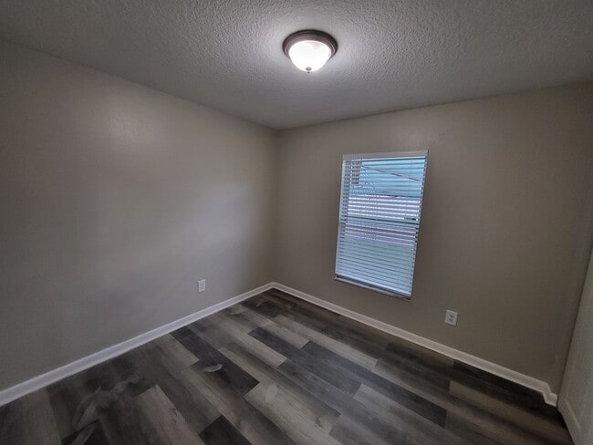 Building Photo - E9th