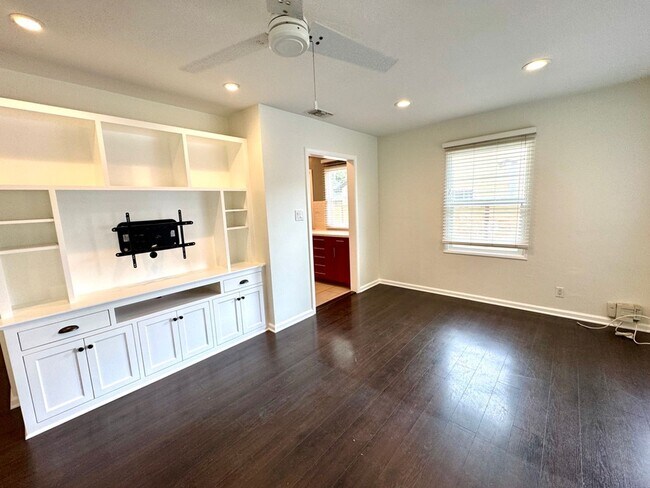 Building Photo - Fabulous 3 bedroom 1 bathroom updated home