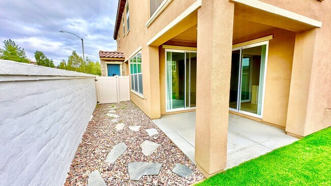 Building Photo - Beautiful, Stand Alone Condo in Resort-lik...