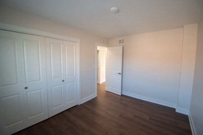 Building Photo - 14949 Lake View Dr