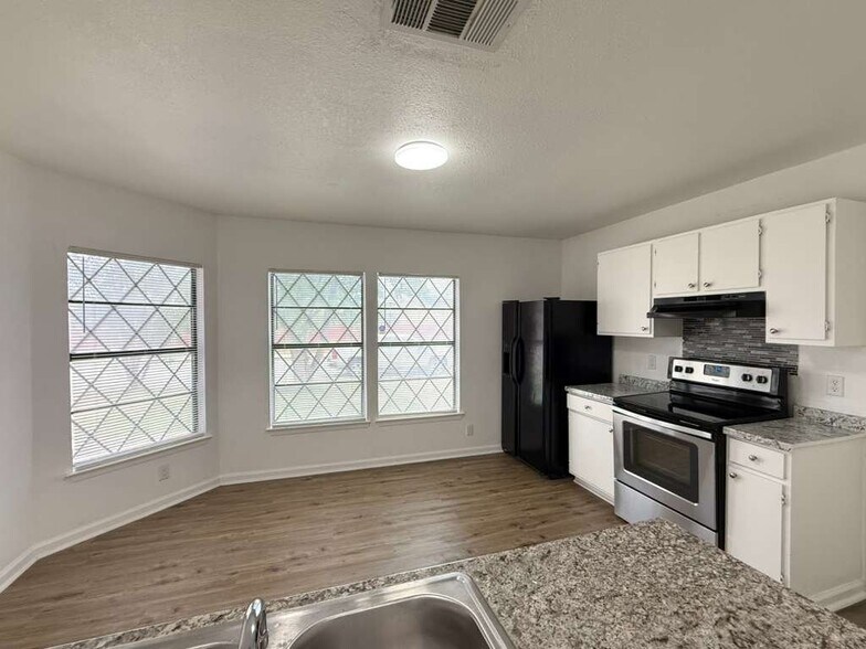 Building Photo - 6011 Hidden Rose