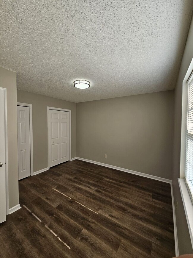 Building Photo - Three bedroom, 2 bath condo in High Point