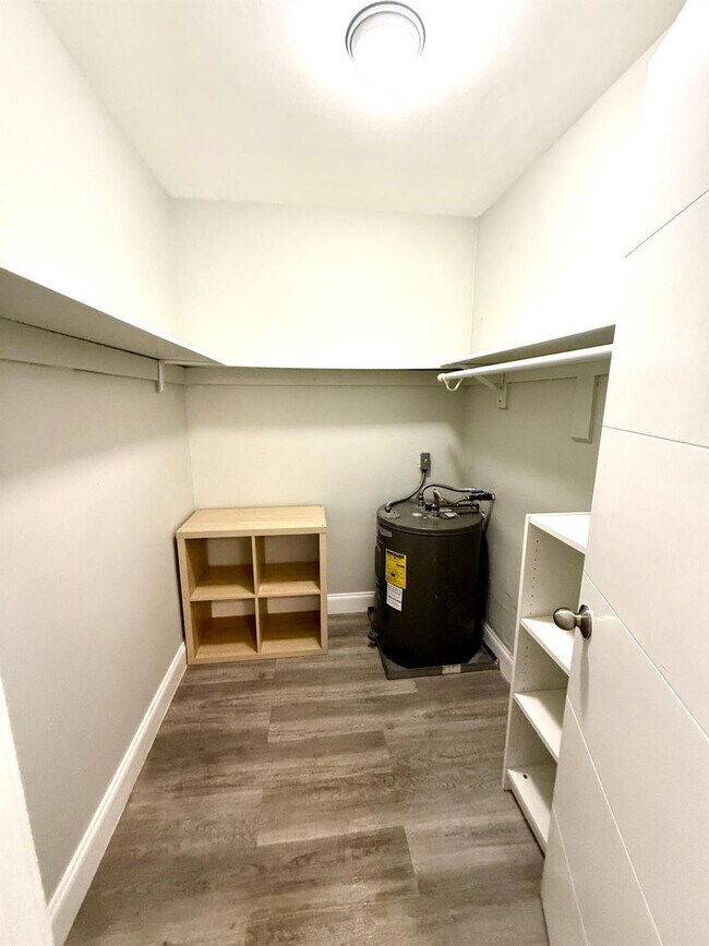 Building Photo - 820 NE 17th Ave