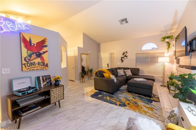 Building Photo - 131 E Tamarack Dr
