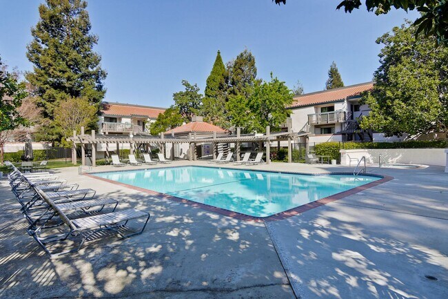 Building Photo - Recently upgraded Condo in a highly desirable location in Sunnyvale.