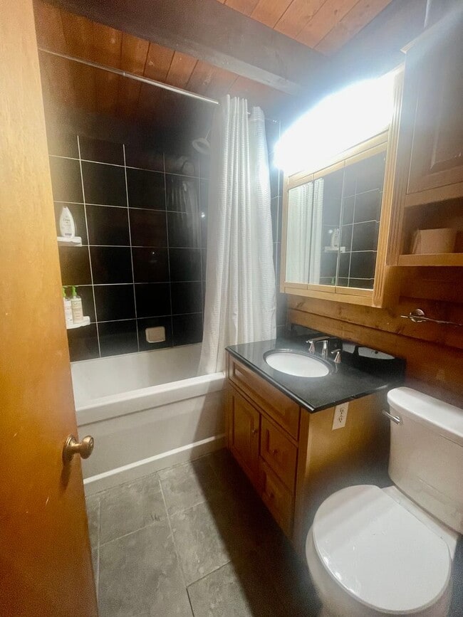 Building Photo - Serene Lakeside escape with direct lake ac...