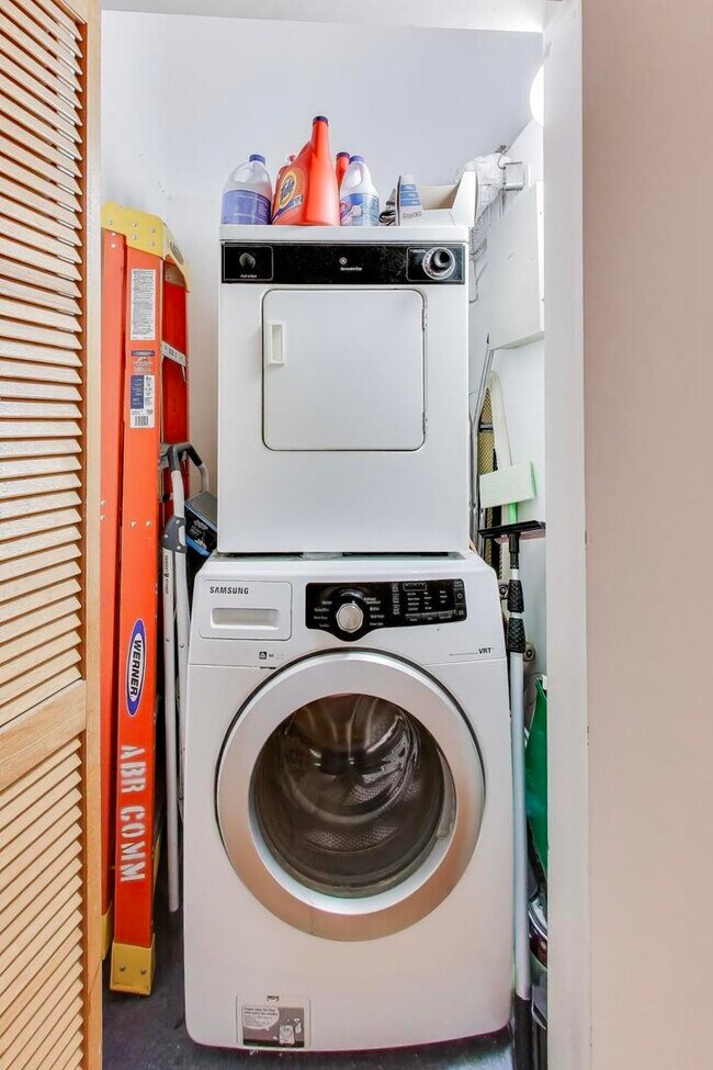 Building Photo - 1250 W Van Buren St