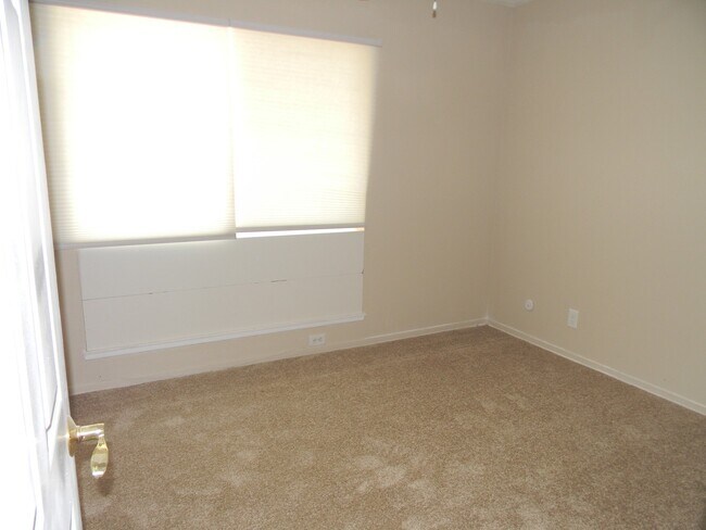 Building Photo - 352 S Pine St