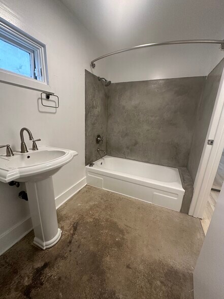 Building Photo - 1489 Wallace Ave