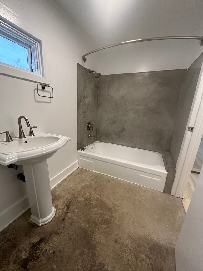 Building Photo - 1489 Wallace Ave