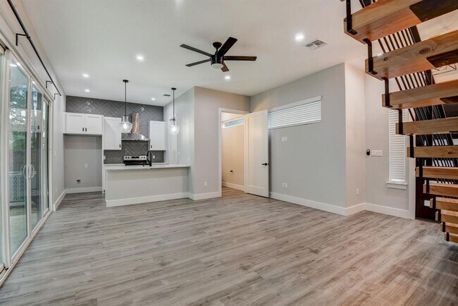 Building Photo - 2507 Rogge Ln