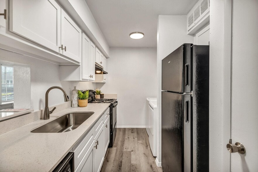 Building Photo - 1735 Rutland Dr