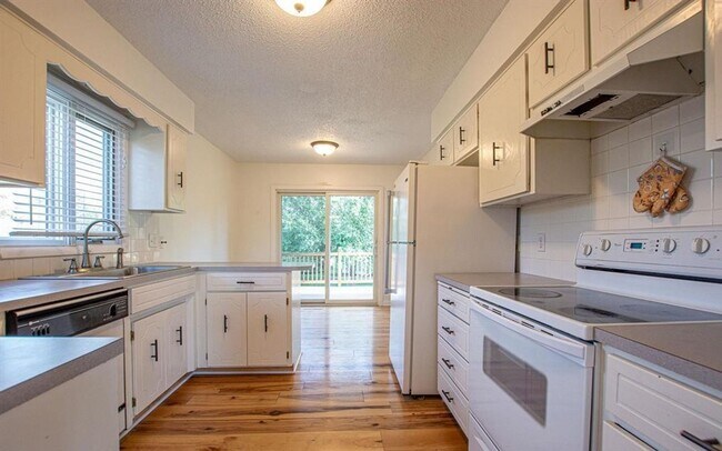 Building Photo - WELCOME HOME!