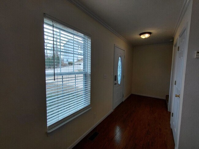 Building Photo - Home close to Post