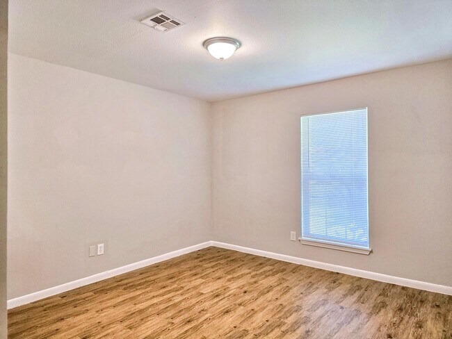 Building Photo - 5922 Densmore Dr