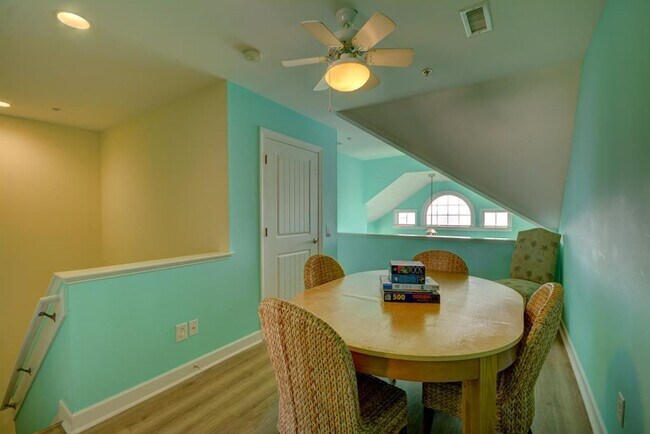 Building Photo - 5BR, 4BA Townhome - Pet Friendly with Beac...